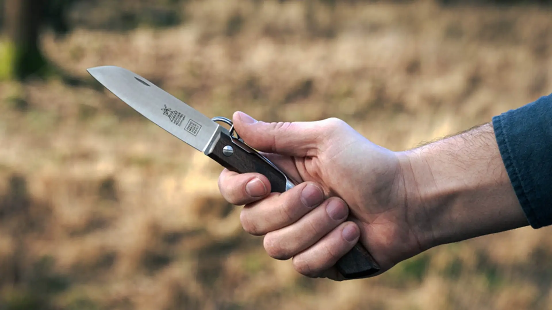 ibex-taschenmesser-herobild-messer-liegt-in-einer-hand