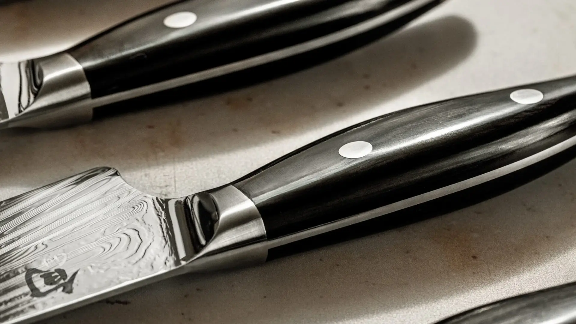 KAI Shun Nagare Black Santoku Mood Bild