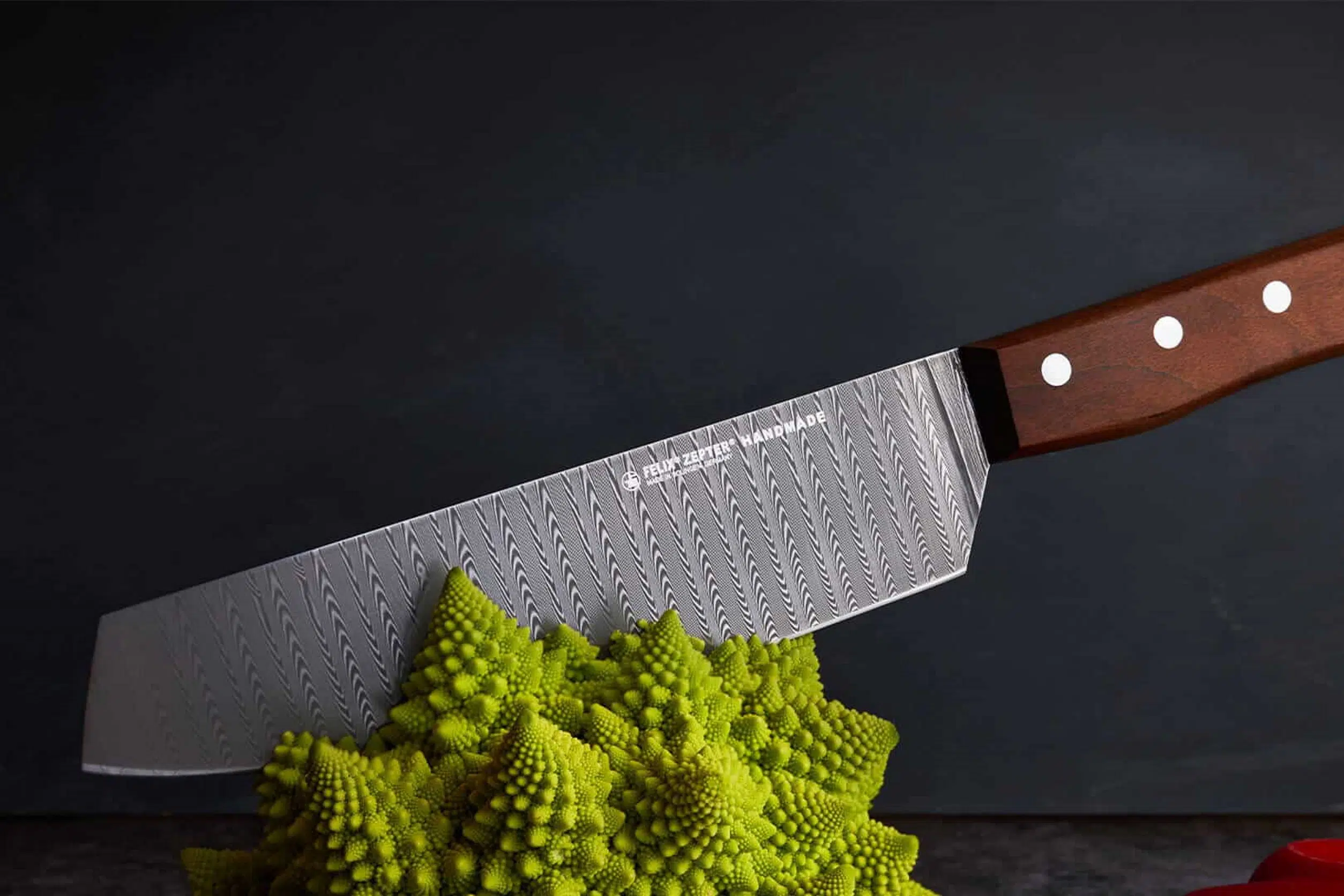 Kochmesser steckt in Romanesco