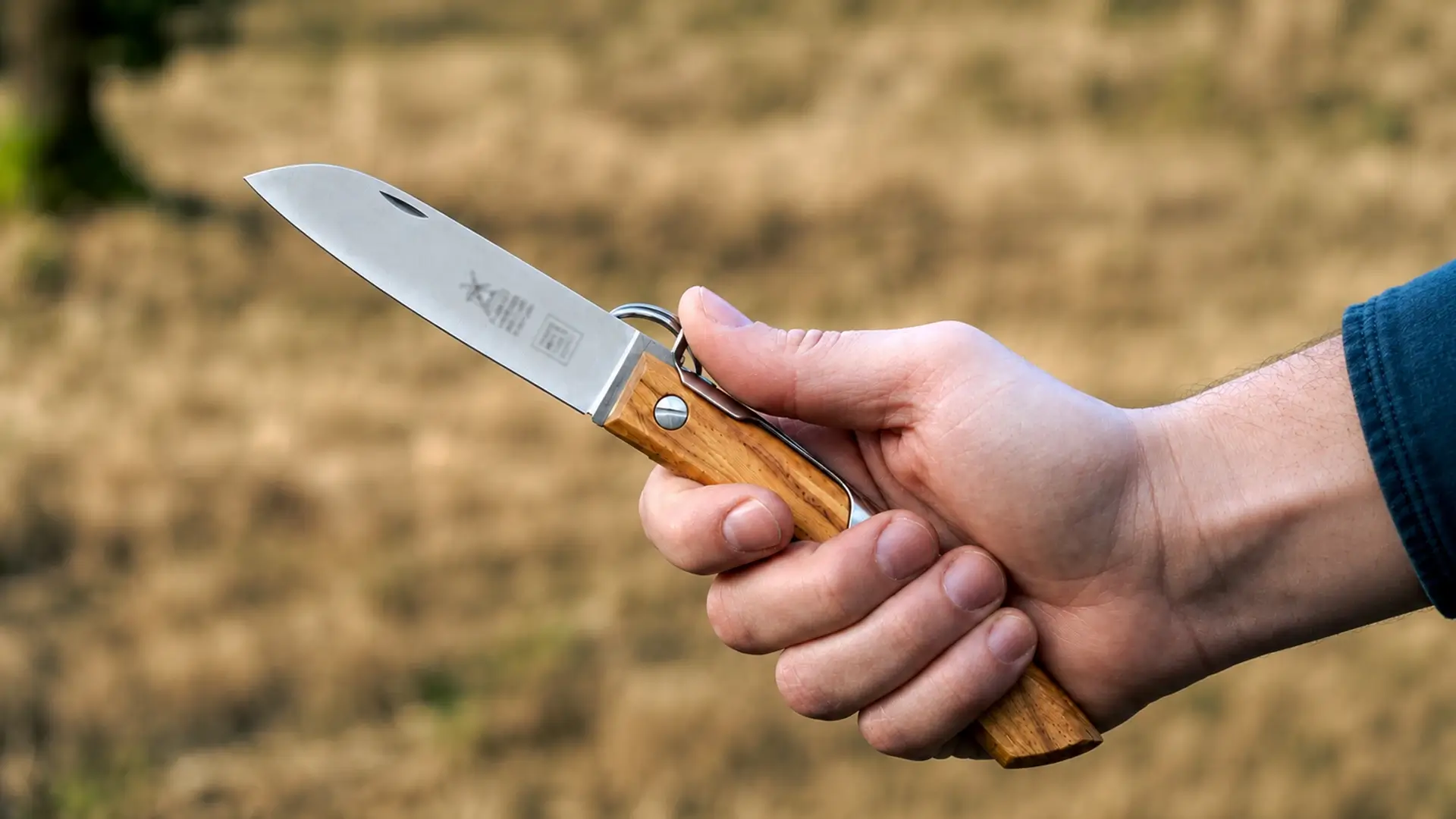 ibex-taschenmesser-herobild-messer-liegt-in-einer-hand-olive